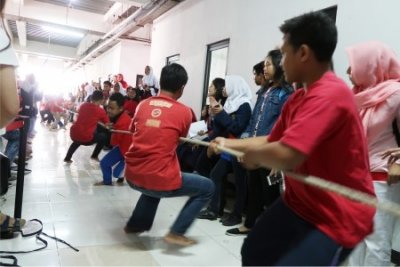 Keluarga Besar Yayasan Bhakti Wiyata Meriahkan HUT RI Ke- 72 Tahun dengan Serangkaian Perlombaan