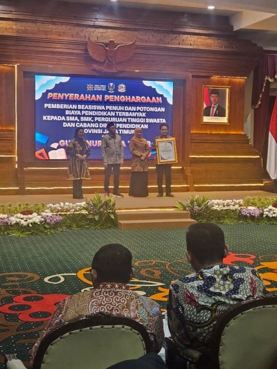 SMK TI Pelita Nusantara Terima Penghargaan dari Gubernur Jawa Timur atas Komitmen Pemberian Beasiswa Pendidikan