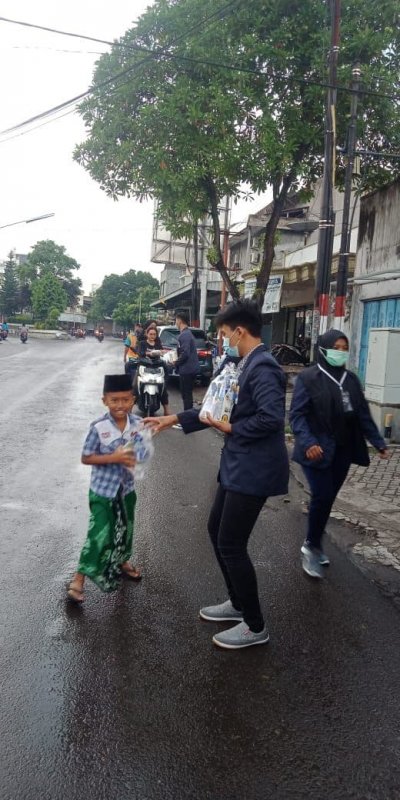 Osis SMK Kesehatan Bhakti Wiyata Berbagi Takjil untuk Sesama
