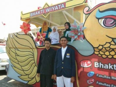 Keluarga Besar Bhakti Wiyata Turut Meriahkan HUT Kota Kediri Ke 1.139 dalam Parade Mobil Hias